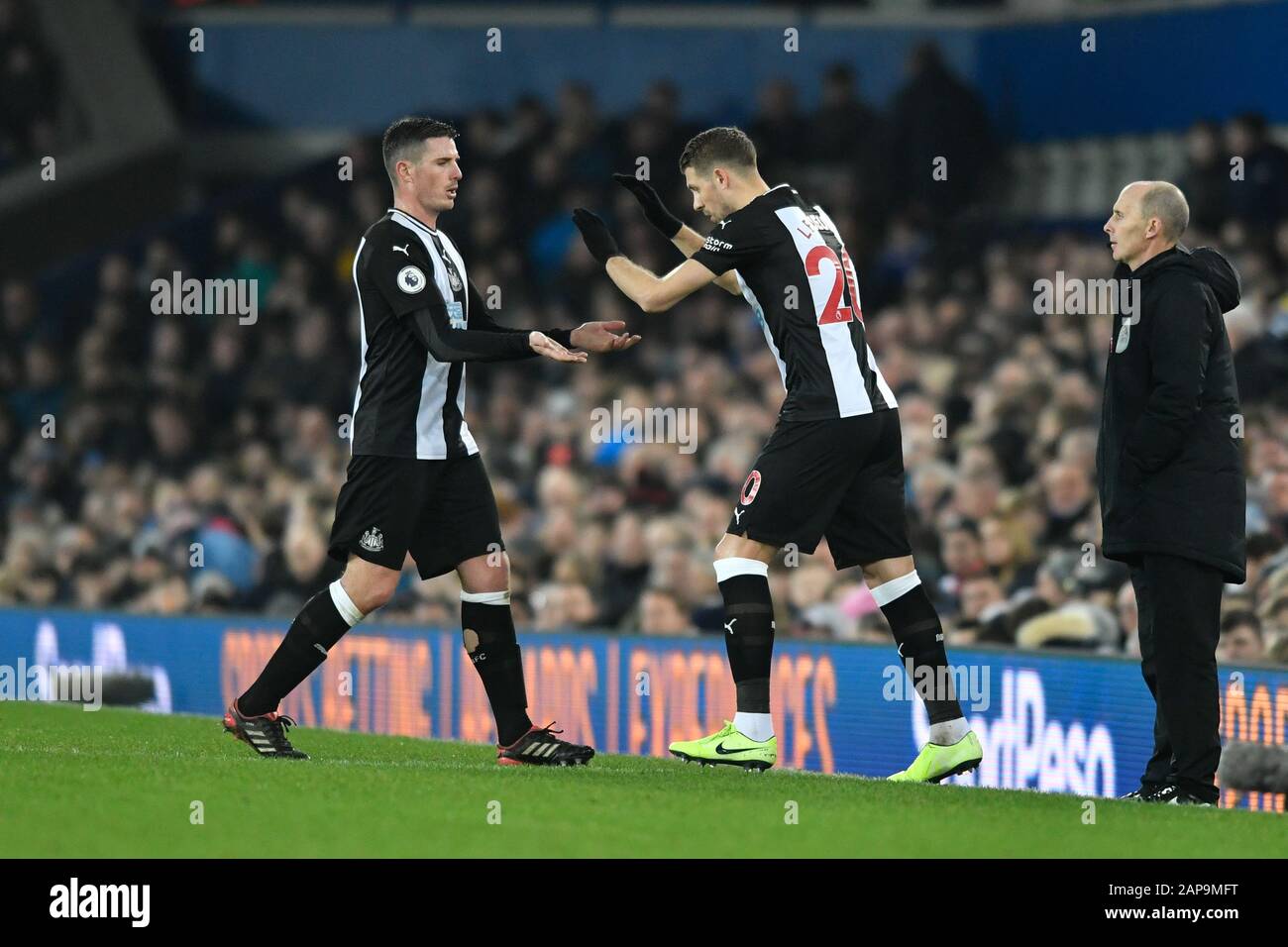 21st gennaio 2020, Goodison Park, Liverpool, Inghilterra; Premier League, Everton / Newcastle United : Florian Lejeune (20) di Newcastle United entra nel campo di gioco sostituendo Ciaran Clark (2) Foto Stock