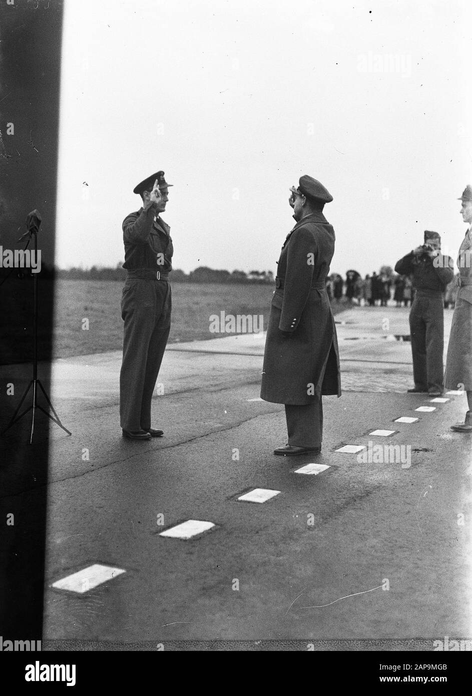 Esercito degli ufficiali di polizia e forze aeree della Marina militare. General Major C. Giebel prende giuramento Data: 20 dicembre 1947 Parole Chiave: Beediging, OFFICIORS Foto Stock