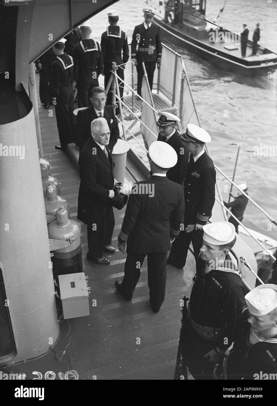Sindaco Oud van Rotterdam visita l'incrociatore americano USS Fresno che visita i Paesi Bassi insieme al cacciatorpediniere Bordelon Data: 19 Settembre 1947 Località: Rotterdam, Sud Olanda Parole Chiave: Visite, incrociatori, navi militari Nome personale: Old, Pieter Foto Stock
