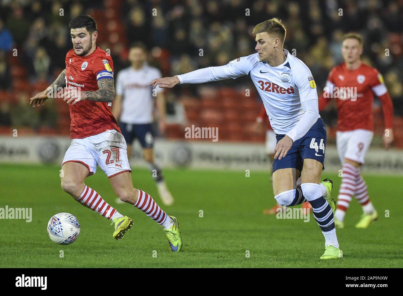 21st Gennaio 2020, Oakwell, Barnsley, Inghilterra; Sky Bet Championship, Barnsley Contro Preston North End : Alex Mowatt (27) Del Barnsley Fc Foto Stock