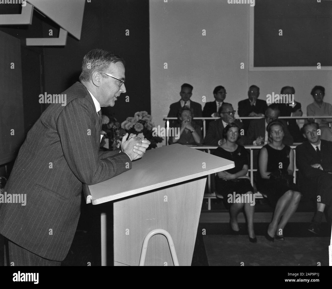 Sindaco di Hall presenta la nuova sala conferenze per l'Università di Amsterdam nella guest house interna Data: 11 ottobre 1962 Località: Amsterdam, Noord-Holland Parole Chiave: Università Nome personale: Hall, Gijs van Foto Stock
