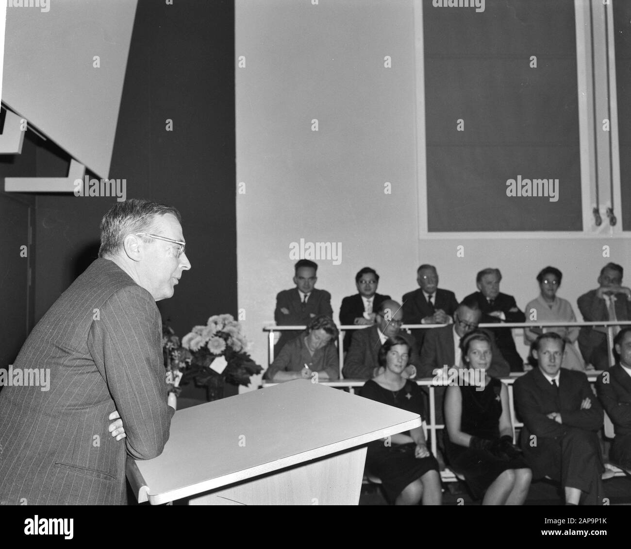 Sindaco di Hall presenta la nuova sala conferenze per l'Università di Amsterdam nella guest house interna Data: 11 ottobre 1962 Località: Amsterdam, Noord-Holland Parole Chiave: Università Nome personale: Hall, Gijs van Foto Stock