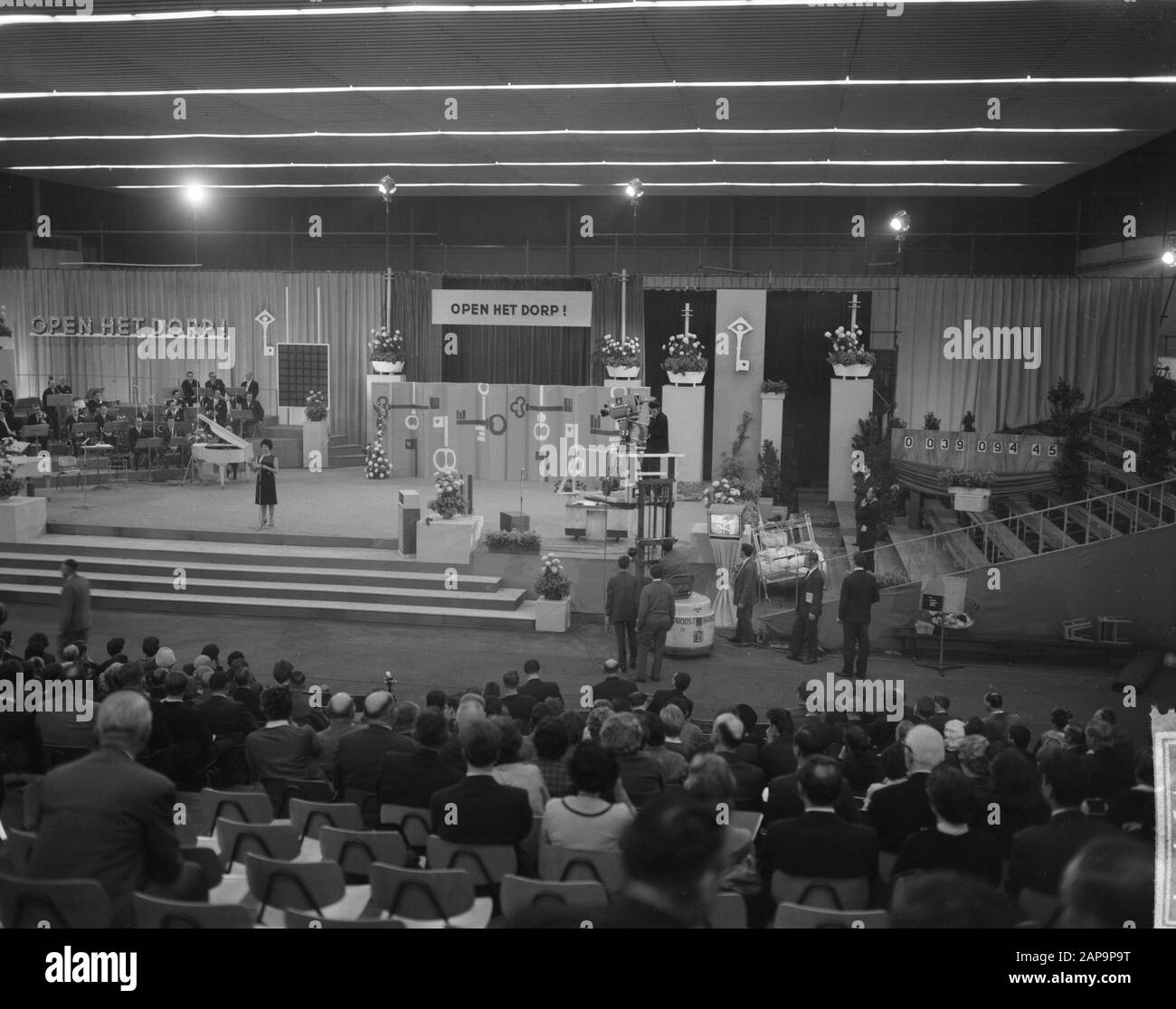 Action Open The Village Descrizione: Decor Data: 26 Novembre 1962 Parole Chiave: Action Nome Personale: Bouwman, Mies Foto Stock