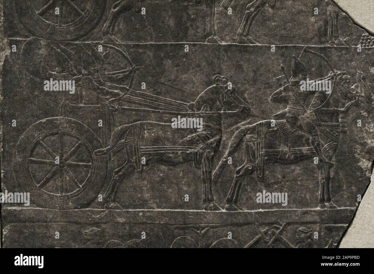 Assiri. Mesopotamia Superiore. Palazzo Di Ashurbanipal, Ninive, Iraq. 7th secolo a.C. Carri di guerra e cavalieri dell'esercito assiro. Alabastro. Museo Del Louvre. Parigi, Francia. Foto Stock