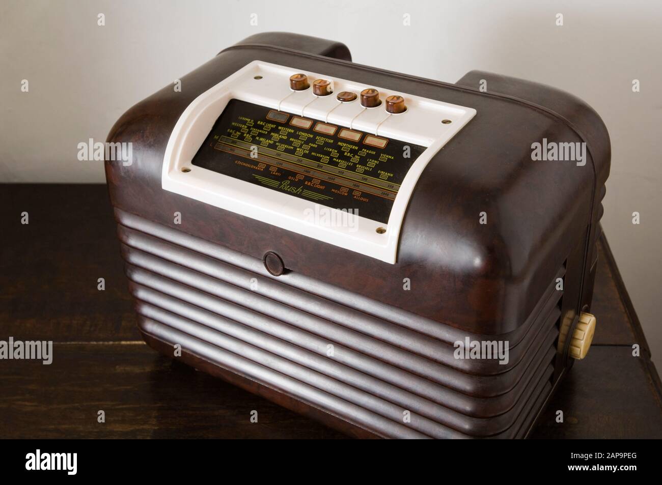Una radio Bush situata nella Sala Lutley a Lower Brockhampton House, un maniero di fine XIV secolo in Herefordshire. Foto Stock