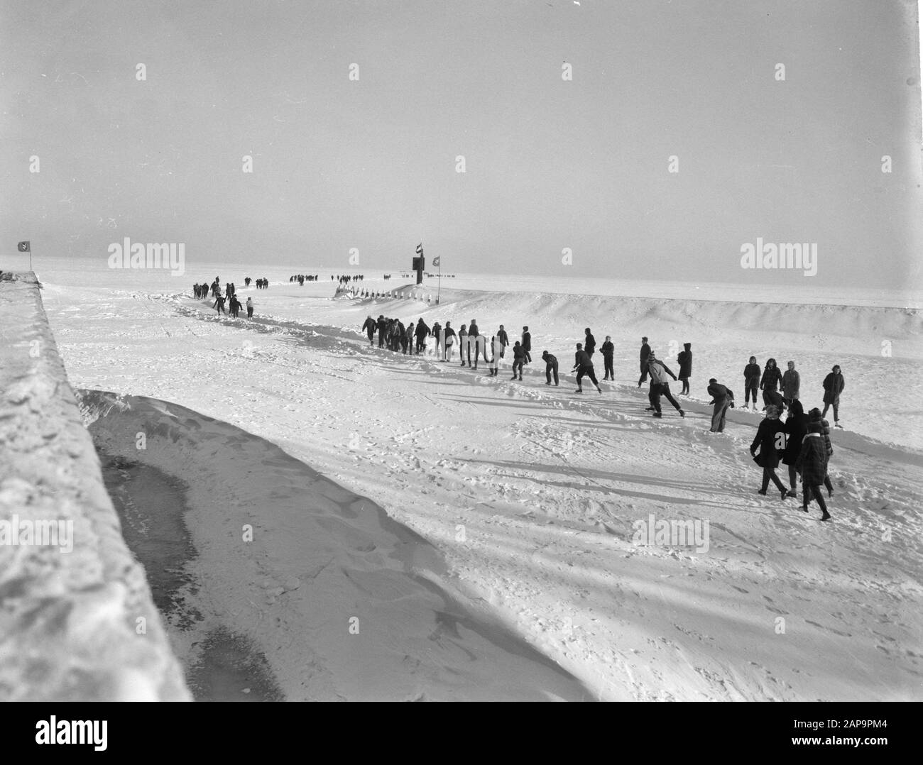 Il Radboudtocht di Medemblik a Stavoren, parte da Medemblik. Data: 21 Gennaio 1963 Luogo: Medemblik Parole Chiave: Skaters Foto Stock