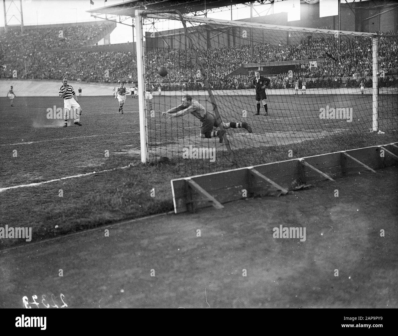 Blu Bianco Contro Ajax. 1-2. AJAX campione dei Paesi Bassi. Punizione di Blauw-Wit di Wilders è fermato da Ajax portiere Gerrit Keizer Data: 25 giugno 1947 Località: Amsterdam Parole Chiave: Sport, calcio Istituto Nome: Blue White Foto Stock
