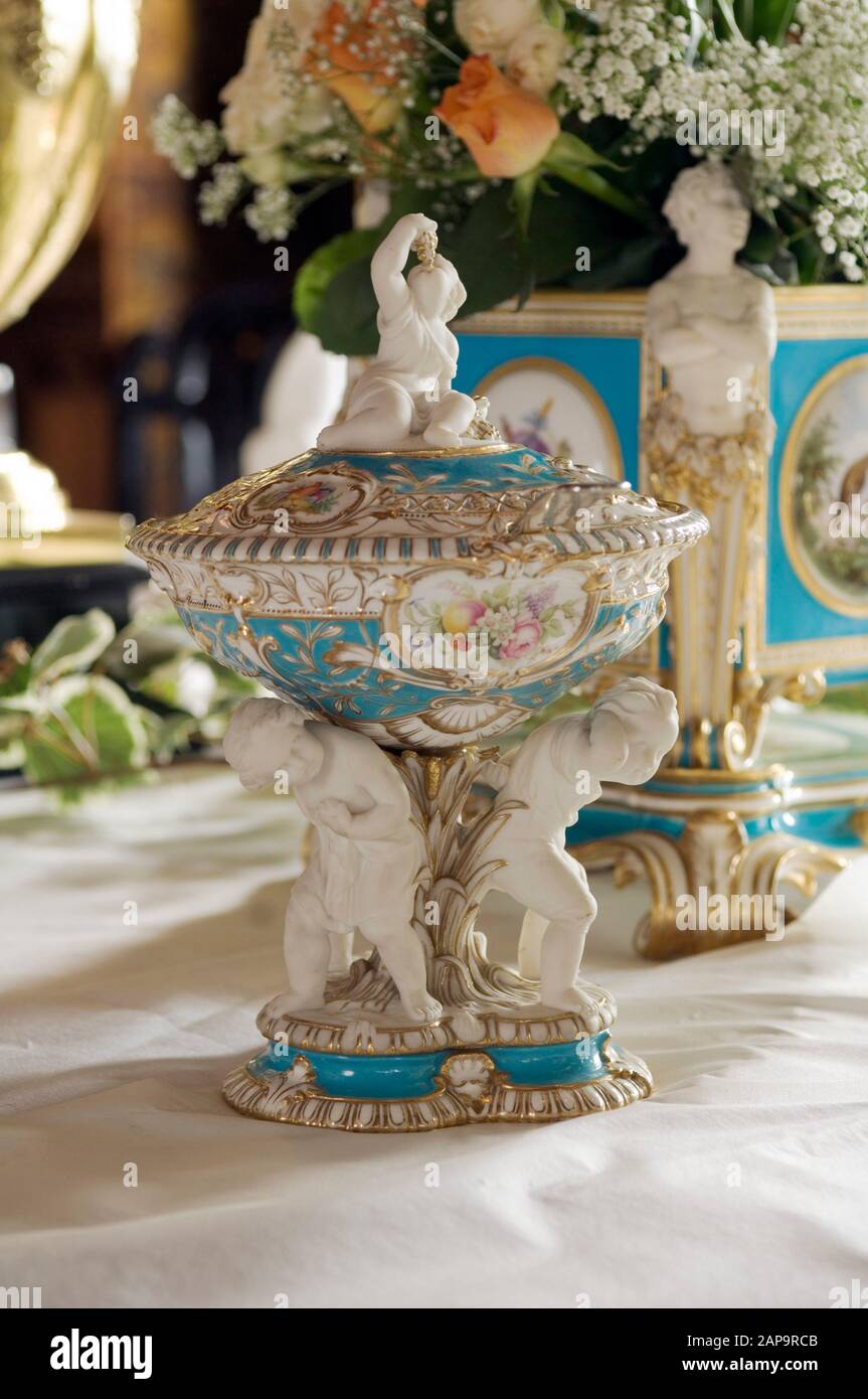 Vista ravvicinata del tavolo nella Sala da pranzo al Castello di Penrhyn, Gwynedd Foto Stock