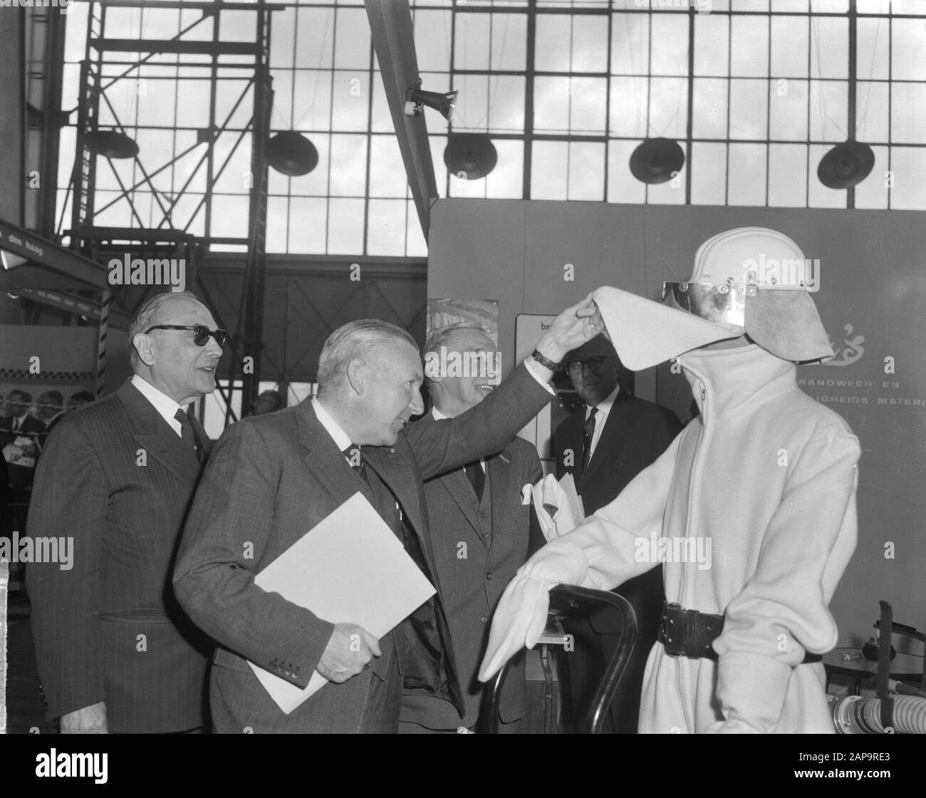 La quinta fiera di Apollohal aperta dal signor. P. H. Valentgoed. Direttore Generale Del Lavoro Data: 22 Aprile 1963 Nome Dell'Istituzione: Apollohal Foto Stock