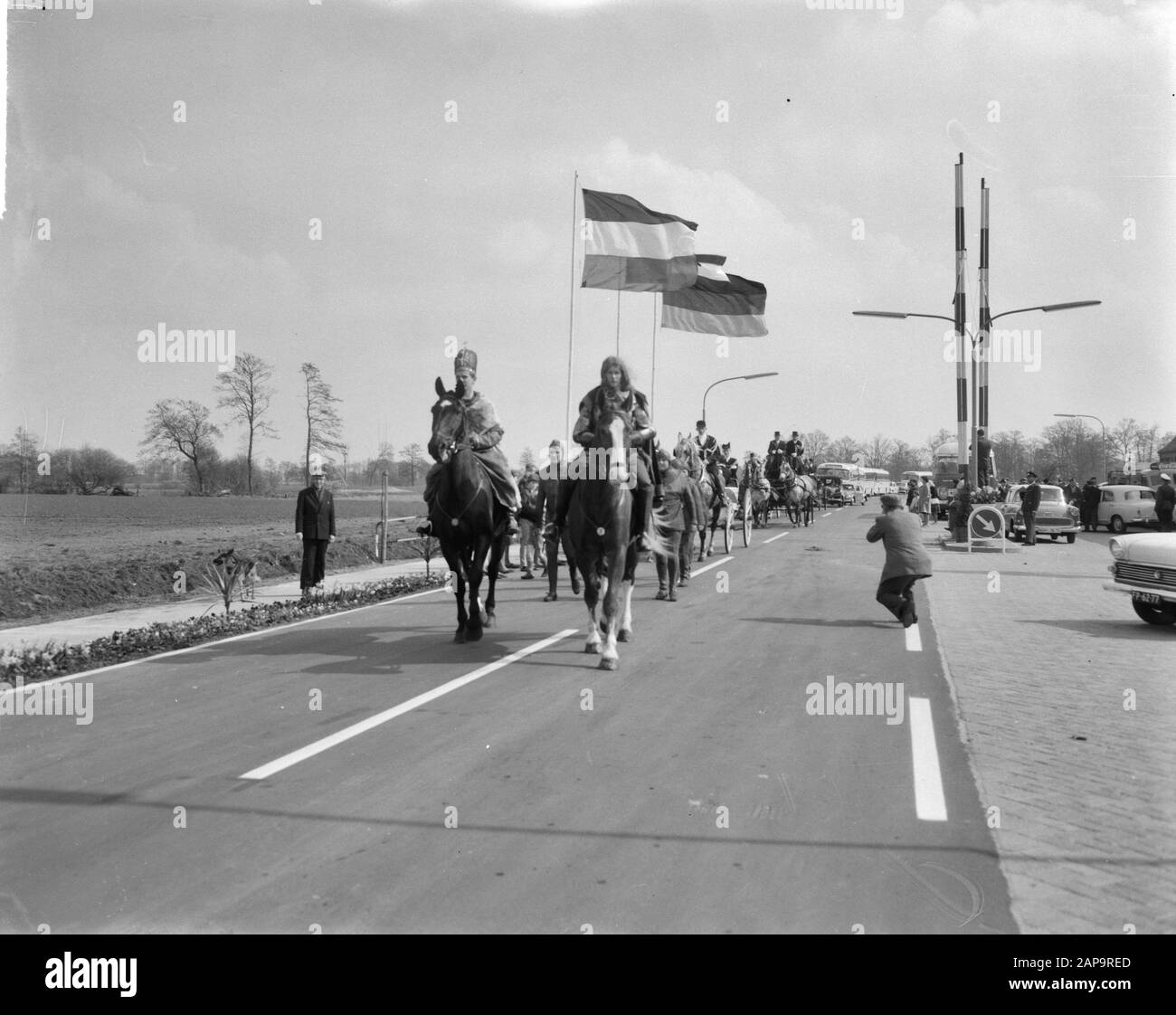 Bundestrasze 403 a Coevorden ufficialmente in uso gesto la processione si mette in moto dopo l'apertura della nuova strada Data: 22 aprile 1963 luogo: Coevorden Parole Chiave: Aperture, processione Foto Stock