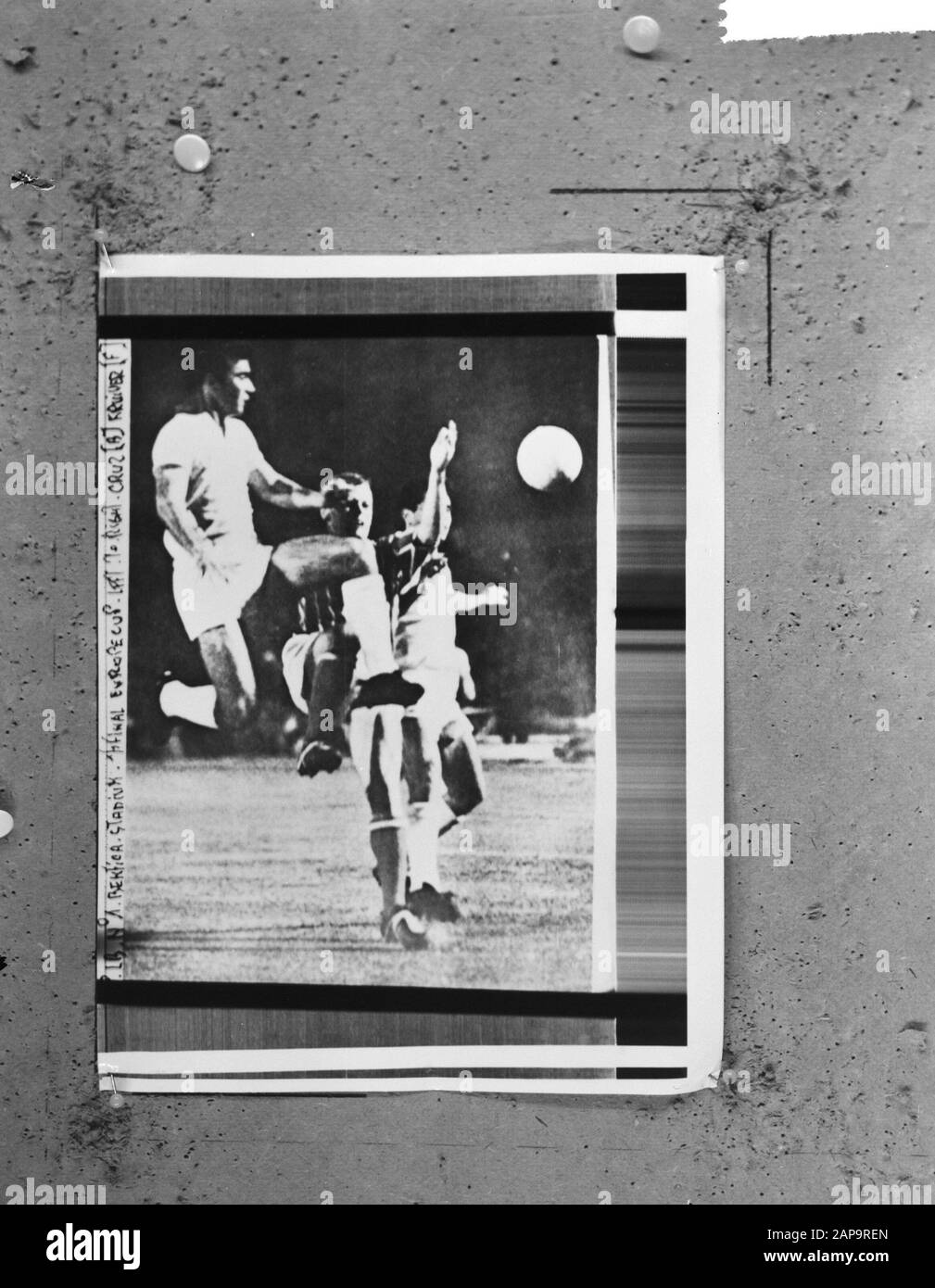 Benfica versus Feijenoord, Gerard 'Pummie' Bergholtz in de mangel Data: 8 maggio 1963 Nome personale: Bergholtz, Gerard Nome istituzione: Benfica, Feyenoord Foto Stock