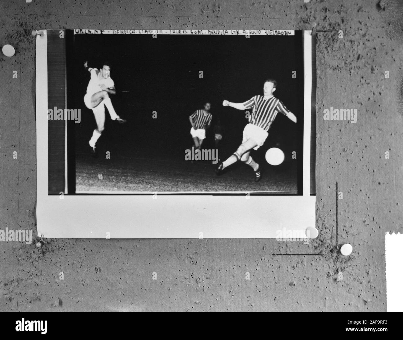 Benfica contro Feijenoord, Attack on Feijenoordgoal (right) Veldhoen Data: 8 maggio 1963 Parole Chiave: Attacks Nome dell'istituzione: Benfica, Feyenoord Foto Stock