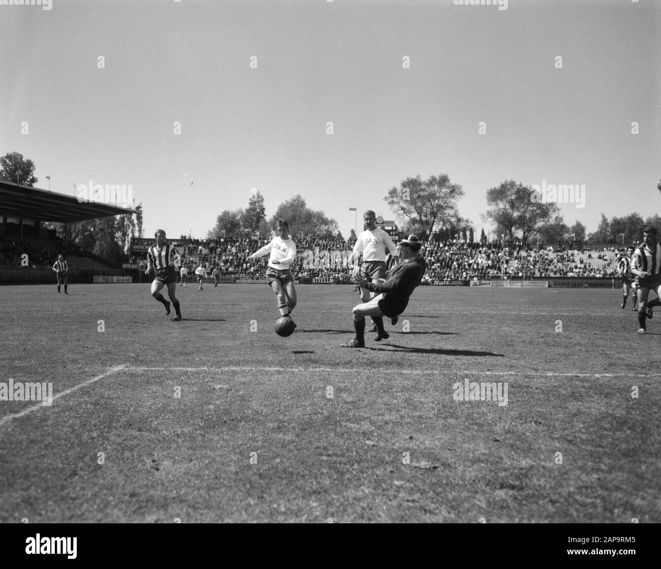 AJAX vs. Willem II 7-0. Momento del gioco Data: 3 giugno 1963 Località: Amsterdam Parole Chiave: Sport, calcio Nome dell'istituto: Willem II Foto Stock