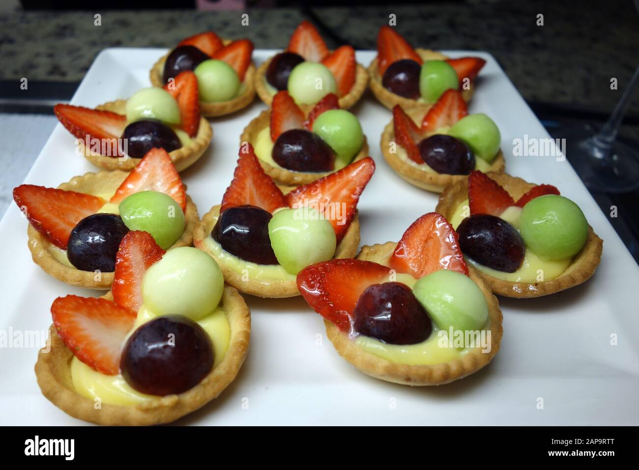 Piccole Crostate di frutta riempita con creme Patissiere nella Prima colazione a buffet presso l'Azul Beach Resort Hotel, Puerto Morelos, Riviera Maya, Cancun. Messico. Foto Stock