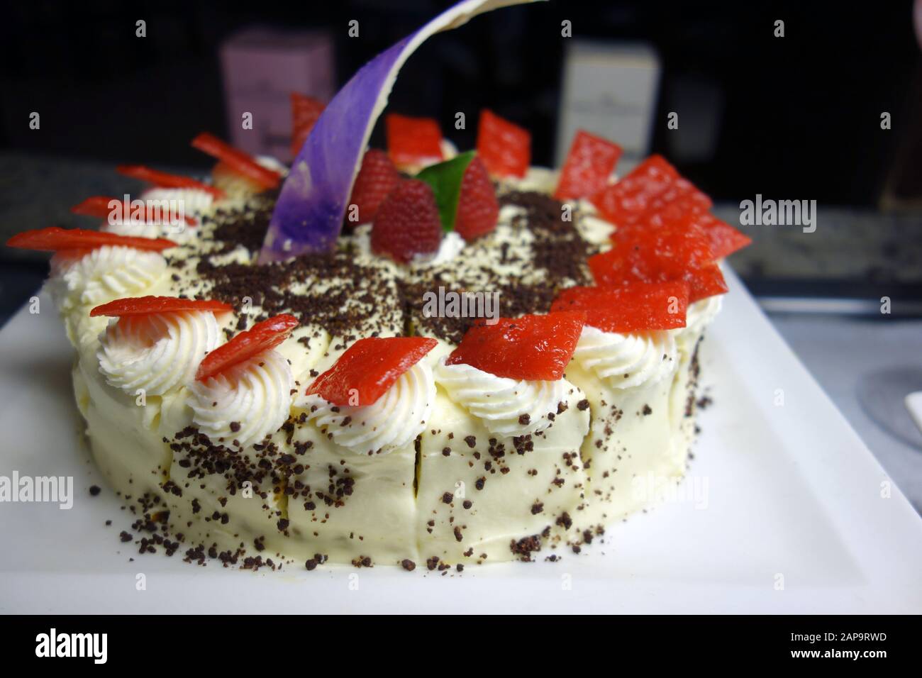 Torta Ghiacciata Di Sponge Al Limone Decorata Con Lamponi, Crema E Cioccolato, Azul Beach Resort Hotel, Puerto Morelos, Riviera Maya, Cancun. Messico. Foto Stock