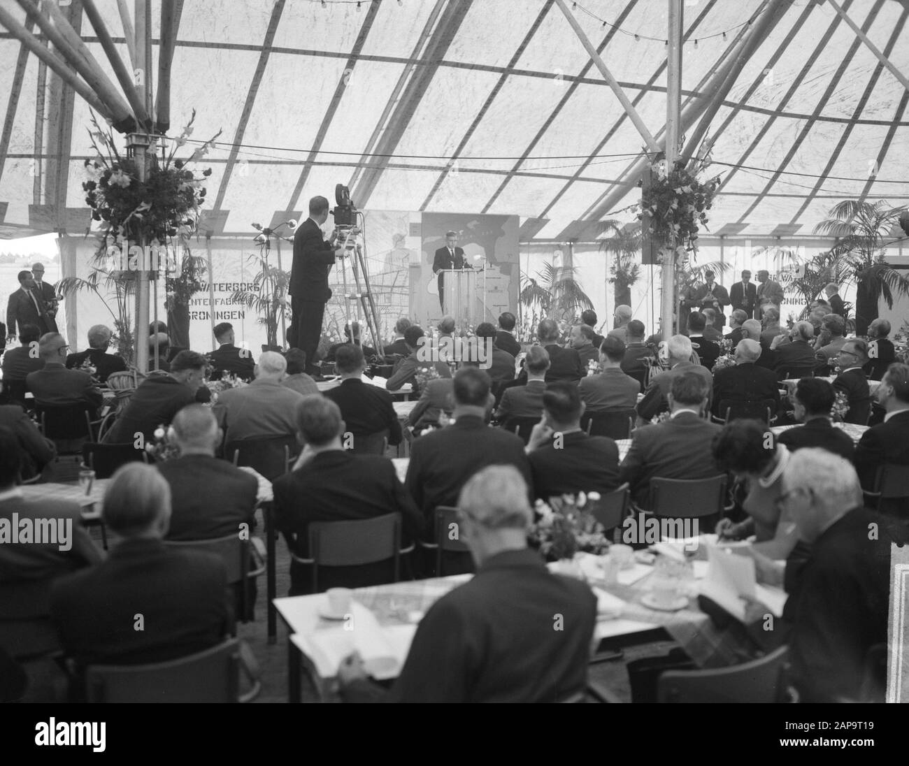 Gas naturale in Slochteren ufficialmente messo in uso mr. Fock and drs. De Pous durante la messa in servizio della torre Data: 25 luglio 1963 Località: Groningen, Slochteren Parole Chiave: Gas naturale campo Nome personale: DRS. De Pous Foto Stock