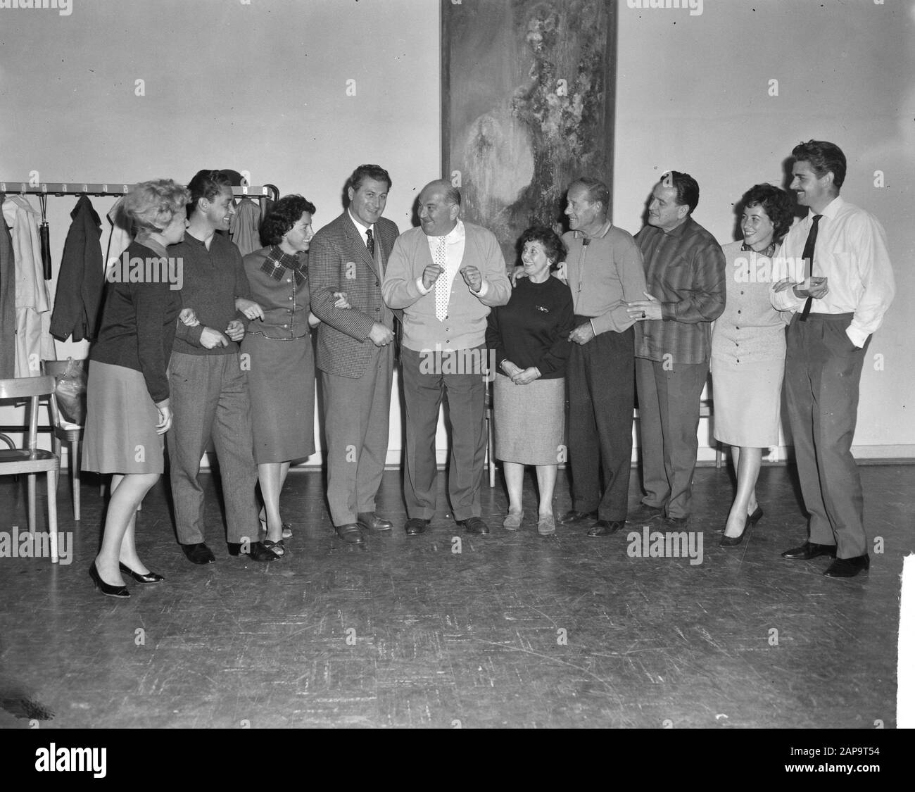 Le Capital Operette si ripresentano con Frühling a Vienna. Walter Kochner, Jan Handerson, Antonia Gallien e Harold Horsten durante le prove Data: 21 Agosto 1963 Parole Chiave: Operetta, prove Nome personale: Gallien, Antonia, Handerson, Jan, Horsten, Harold, Kochner, Walter Foto Stock