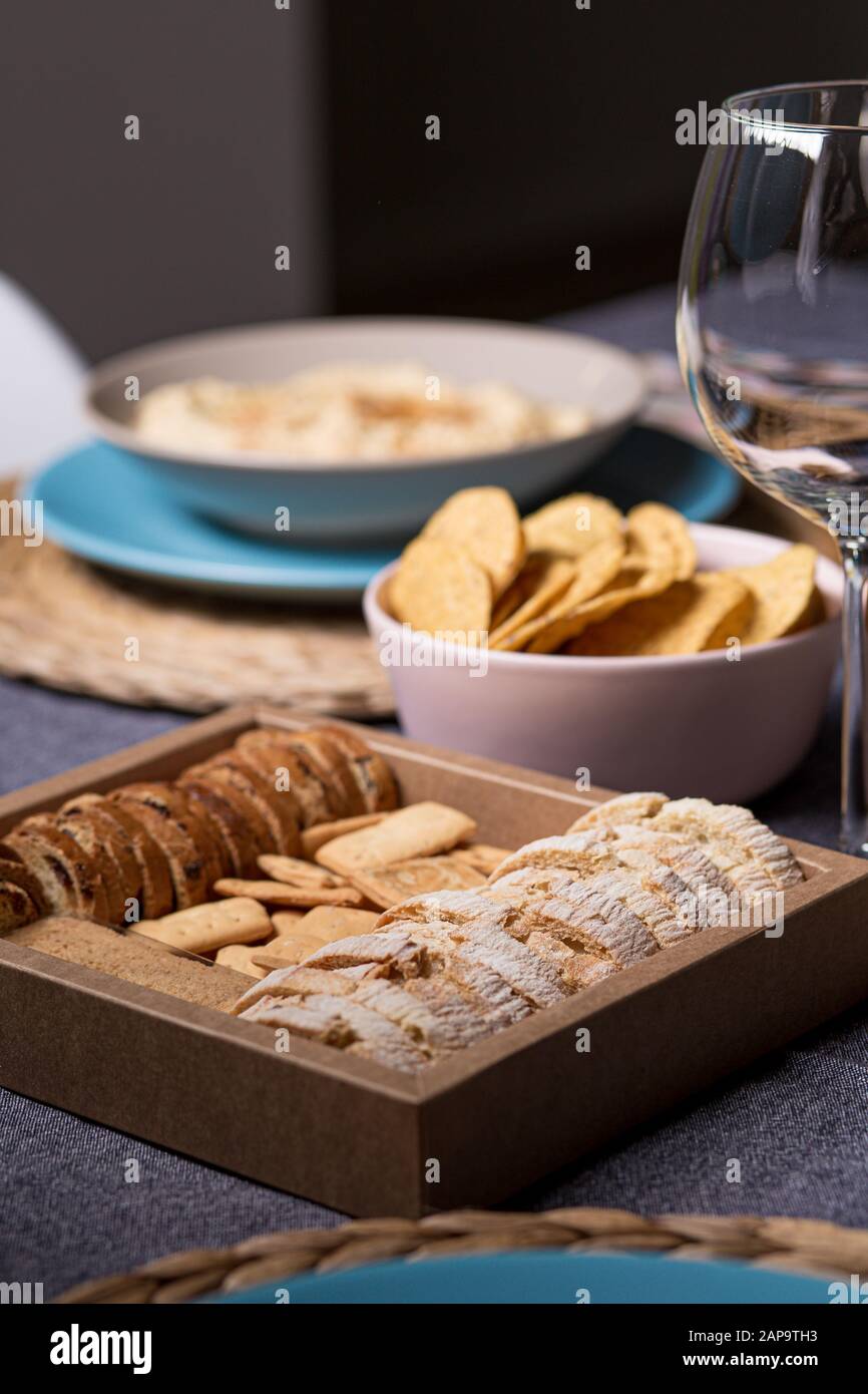 Diverse fette di pane tostato su una scatola di legno su un tavolo da pranzo preparato e servito in un ristorante Foto Stock