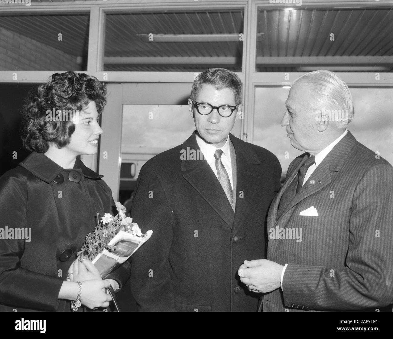 Il ministro dell'Agricoltura americano Freeman con sua figlia Costanza arrivò all'aeroporto di Schiphol. Miss Connie, Ministro Freeman E John S. Rice Data: 14 Novembre 1963 Località: Noord-Holland, Schiphol Parole Chiave: Figlie Foto Stock