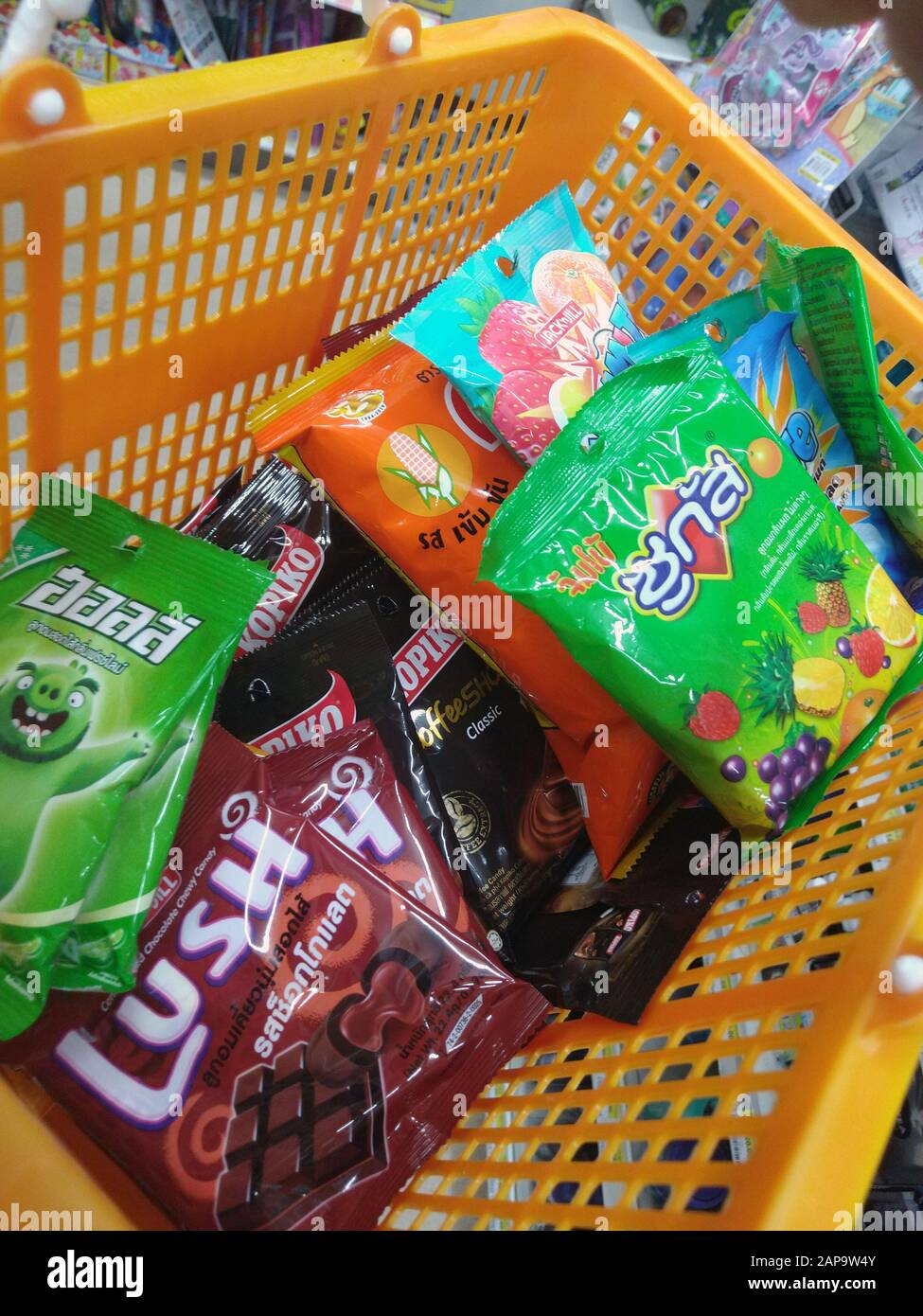 Bangkok, Thailandia - 28 dicembre 2019: Molti sacchetti di caramelle nel carrello. Foto Stock