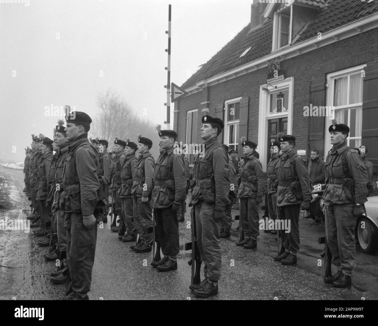 Soldati britannici che marciano da Osnabruck a Hoek van Holland, quando attraversano le truppe ha ricevuto una strada di ribes lunga 1,5 metri, dove Data: 29 gennaio 1964 luogo: Hoek of Holland, Osnabrück Parole Chiave: Manses, MILITIAIREN, Krentebrood Nome personale: ABE Foto Stock