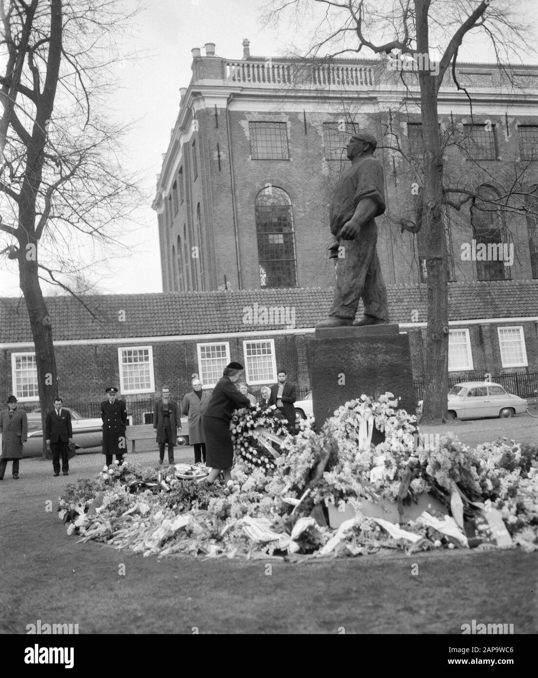 Amsterdam. Il Ministro degli Affari Esteri d'Israele, la signora Golda Meir, durante un giuramento presso il monumento De Dokwerker Annotazione: Golda Meir visitò i Paesi Bassi dal 25 gennaio al 2 marzo 1964 Data: 27 febbraio 1964 luogo: Amsterdam, Noord-Holland Parole Chiave: Persecuzione degli ebrei visite, memoriali, wreaths, ministri Nome personale: Meir, Golda Foto Stock