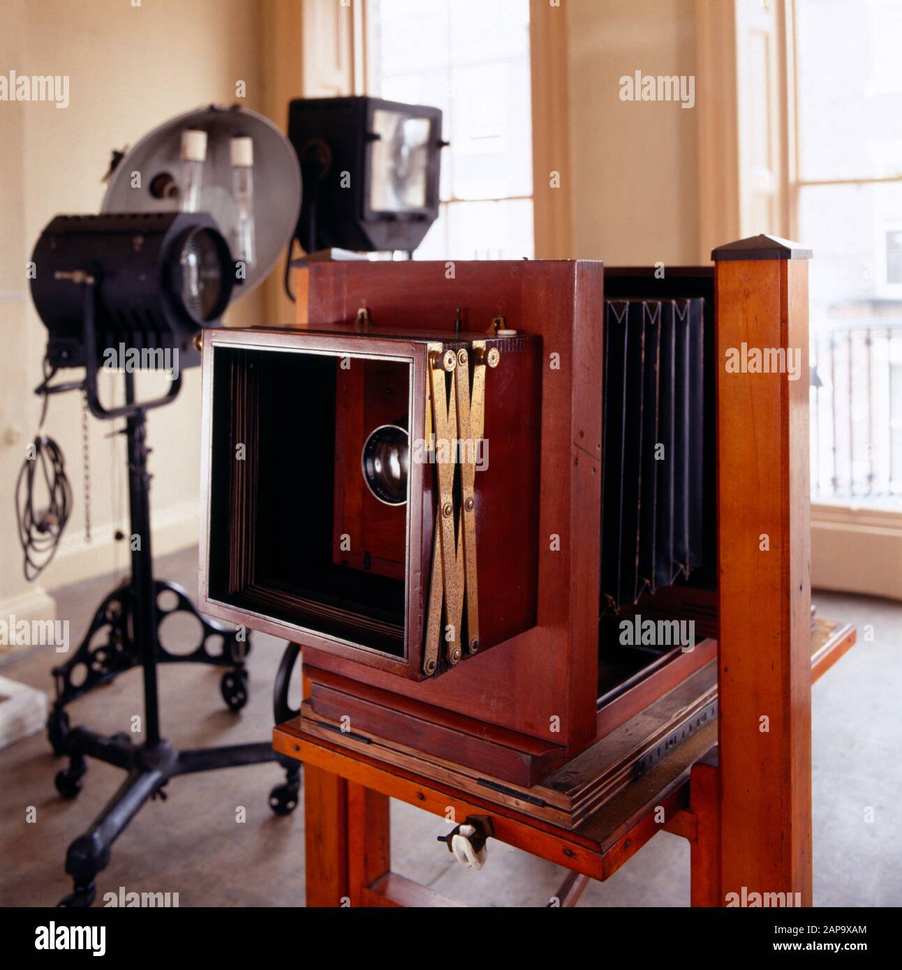 The Studio at 59 Rodney Street, Liverpool, The E. Chambre Hardman Studio, House and Photographic Collection - Mostra una fotocamera e uno studio di grande formato Foto Stock
