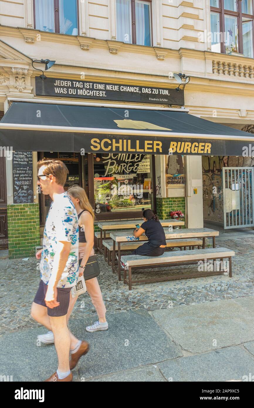 scena di strada di fronte al ristorante hamburger schiller burger, prenzlauer berg Foto Stock
