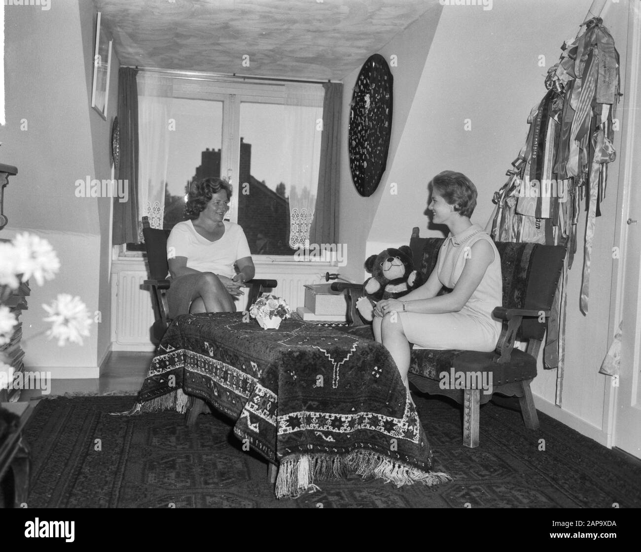 Arrivo Sjoukje Dijkstra a Schiphol, per lo spettacolo a ijsrevue Holiday on Ice ad Amsterdam, Sjoukje con sua madre Data: 23 settembre 1964 Località: Amstelveen, Noord-Holland Parole Chiave: Arrivi, madri Nome personale: Dijkstra, Sjoukje Foto Stock