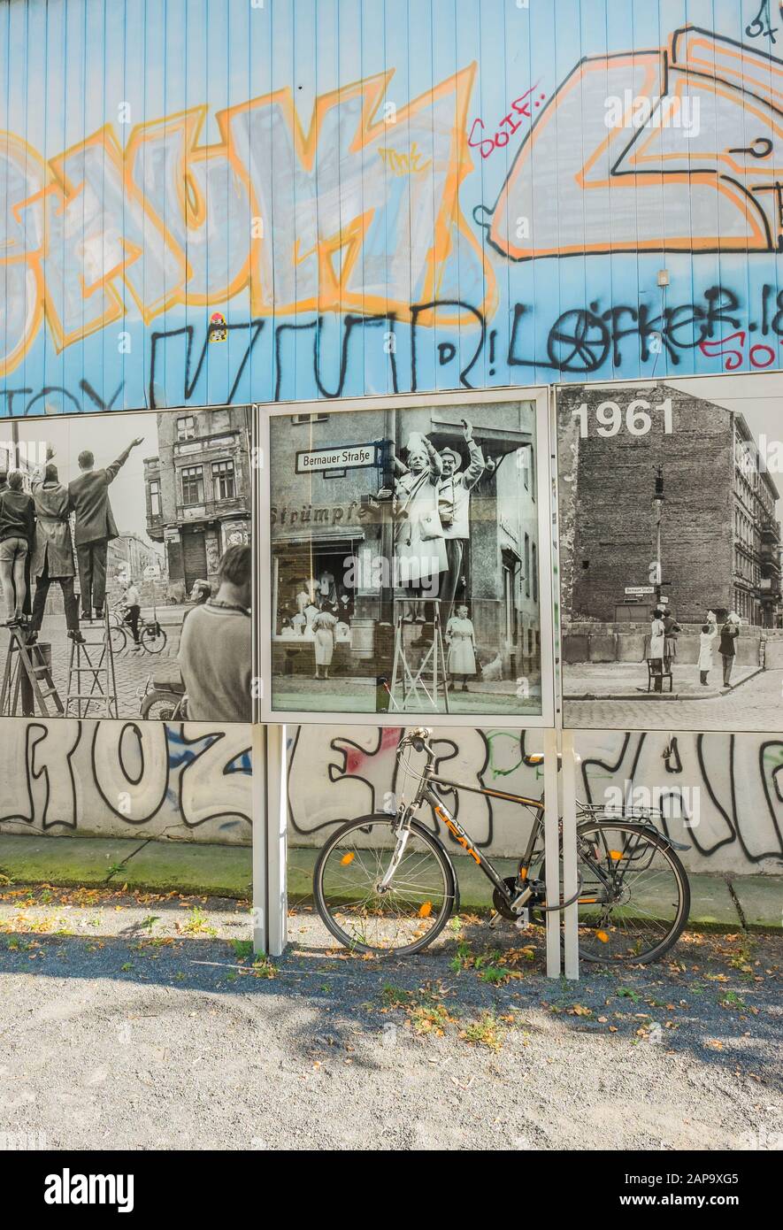 percorso muro di berlino a bernauer strasse, installazione storica di fotografie, mostra permanente Foto Stock
