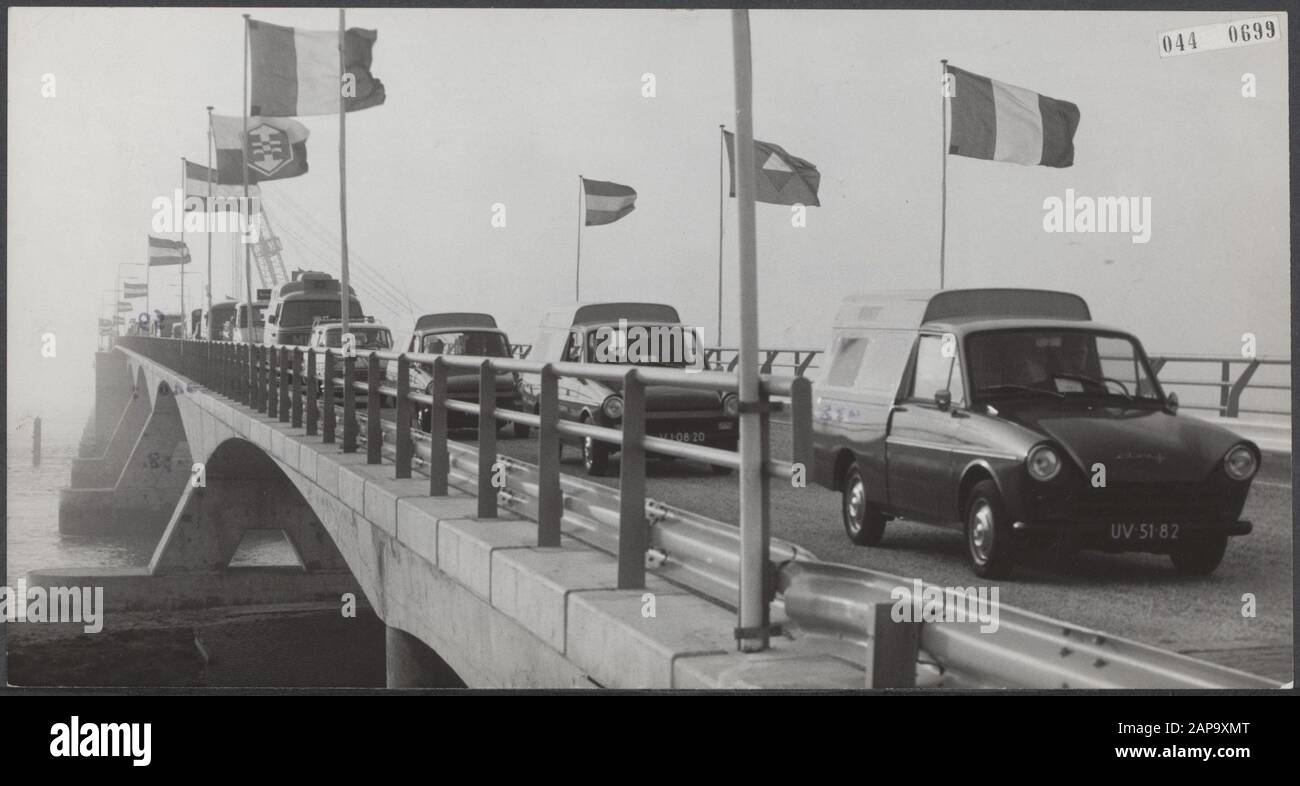 Ponti, traffico Data: 15 Dicembre 1965 Località: Zeeland Parole Chiave: Ponti, traffico Nome dell'istituzione: Deltawerken, Zeelandbrug Foto Stock