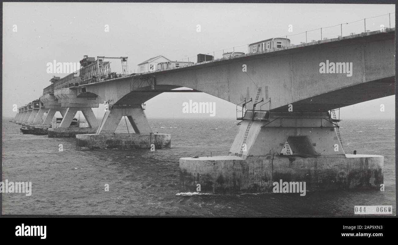 Bridge over Haringvliet Descrizione: A Kats stiamo lavorando sodo per avere il ponte sopra l'Oosterschelde, che con una lunghezza di cinque chilometri sarà il più grande in Europa entro il 1 ° gennaio 1966. Le prime tratte sono a Kats in direzione Zierikzee già in acqua Data: 3 Giugno 1964 Località: Oosterschelde, Zeeland Parole Chiave: Edilizia, ponti Nome istituzione: Zeelandbrug Foto Stock