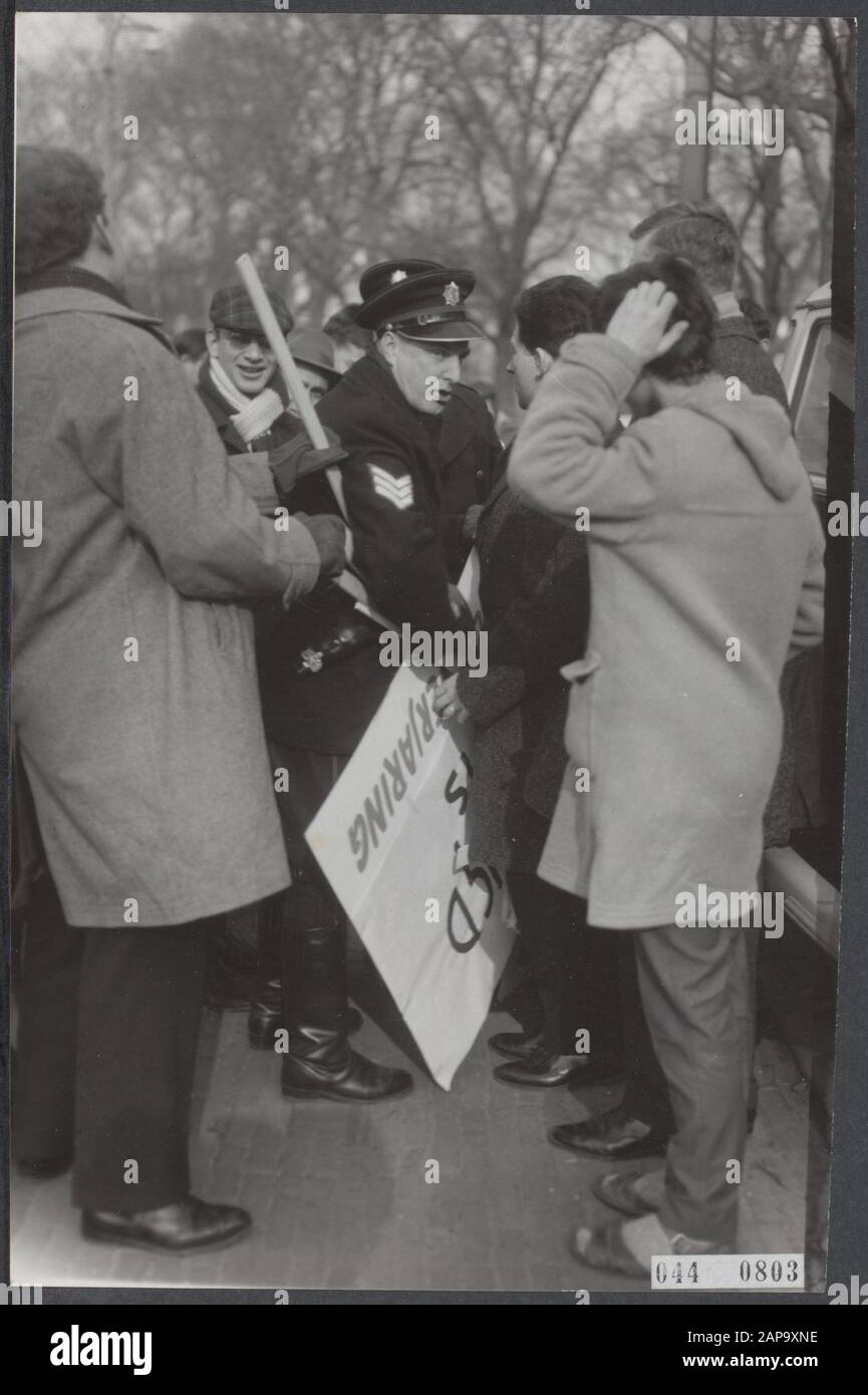 Anti vietnam dimostrazione per l'ambasciata americana Data: 4 marzo 1965 luogo: L'Aia, Sud-Olanda Parole Chiave: Ambasciate, dimostrazioni, studenti Foto Stock