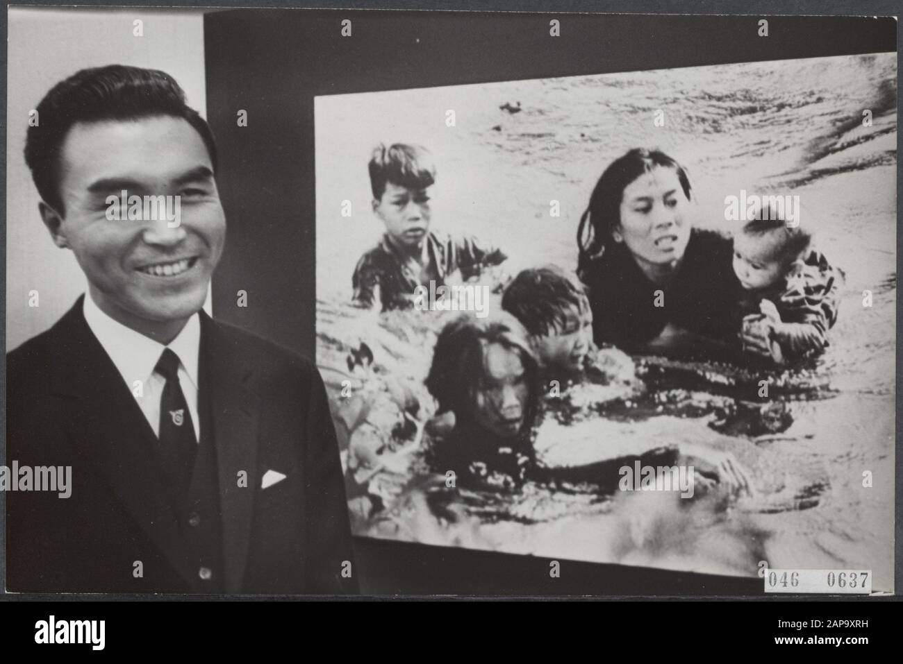 Il fotografo giapponese di stampa Kyoichi Sawada che lavora in Vietnam è venuto all'Aia per ricevere il primo premio questo pomeriggio per la sua foto Fuggire alla sicurezza. All'Aia, il Principe Bernhard ha aperto quel giorno la mostra fotografica della stampa mondiale. Data: 10 dicembre 1965 luogo: L'Aia, Giappone, Vietnam Parole Chiave: Fotografia, foto, premi, mostre Nome personale: Sawada, Kyoichi Nome istituzione: World Press Photo Foto Stock