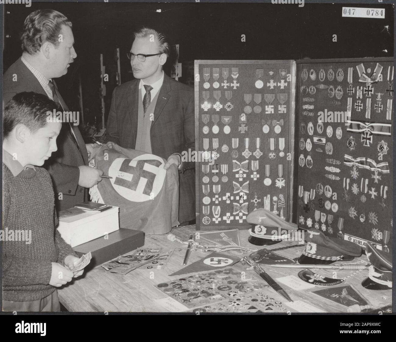 Collezioni, collezionisti, nazisti, esercito Data: 12 gennaio 1964 Località: Amsterdam, Noord-Holland Parole Chiave: Collezioni, esercito, nazisti, collezionisti Nome dell'istituzione: Koopmansbeurs Foto Stock