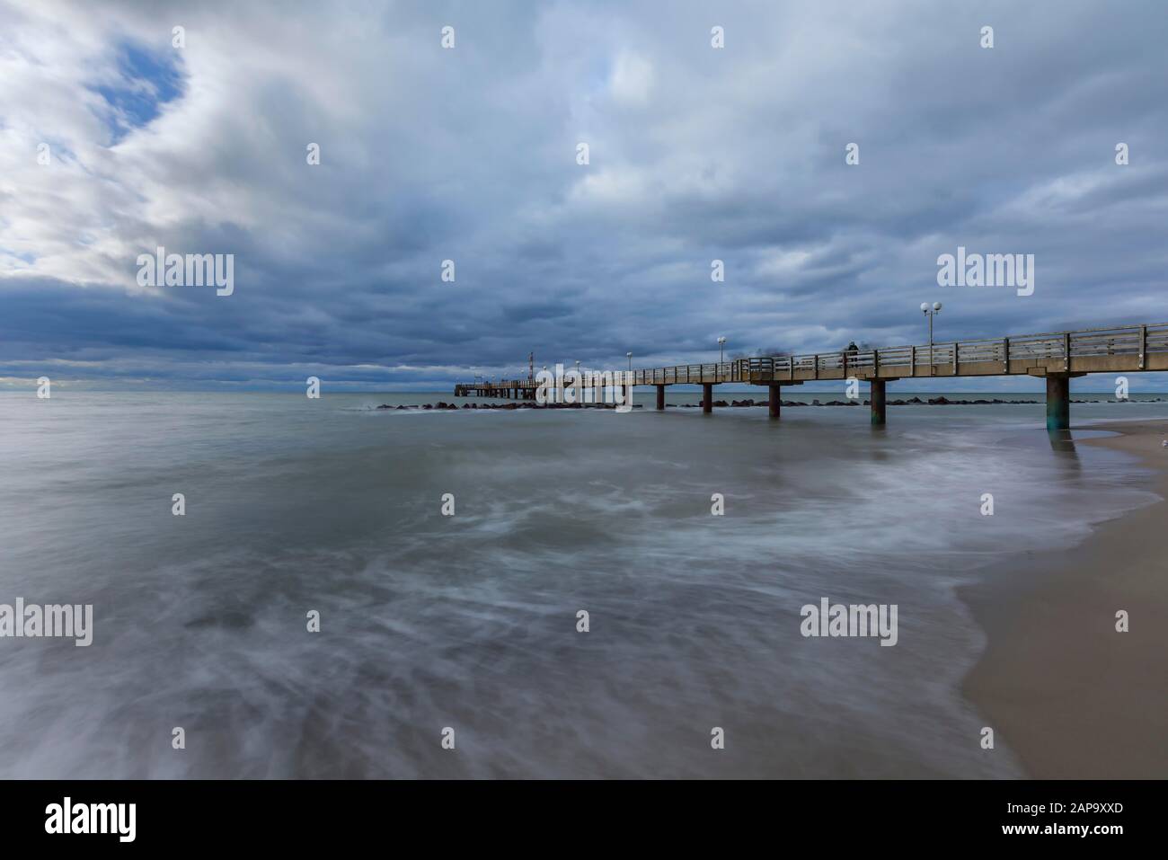 Groynes nel Mar Baltico, cielo nuvoloso, Darss, Meclemburgo-Pomerania occidentale, Germania Foto Stock