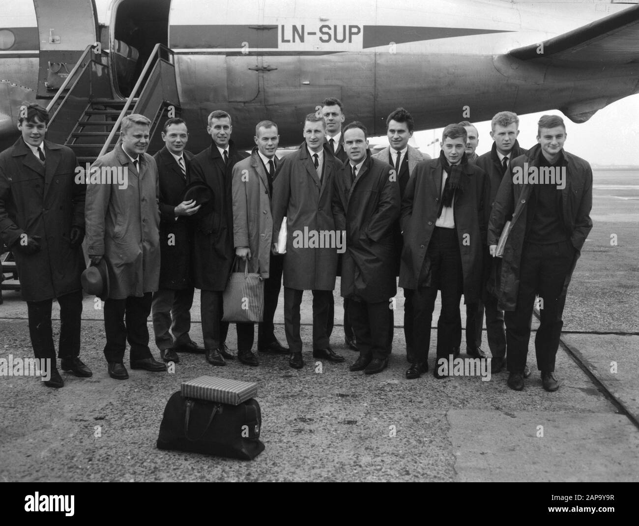 Arrivo Squadra Di Calcio Ski Og Lyn (Oslo) A Schiphol Data: 3 Novembre 1964 Località: Noord-Holland, Schiphol Parole Chiave: Calcio, Sport Foto Stock