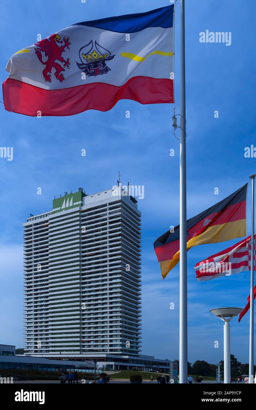 Bandiera ondeggiante del Meclemburgo-Pomerania Occidentale, sul retro dell'Hotel Maritim, Travemuende, Schleswig-Holstein, Germania Foto Stock