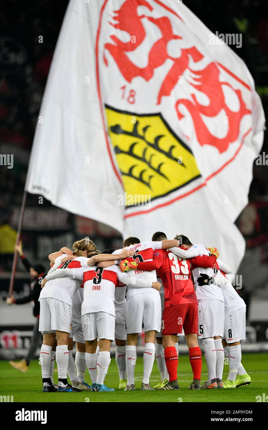 Teambuilding, VfB Stoccarda di fronte alla bandiera con emblema club, Mercedes-Benz Arena, Stoccarda, Baden-Wuerttemberg, Germania Foto Stock