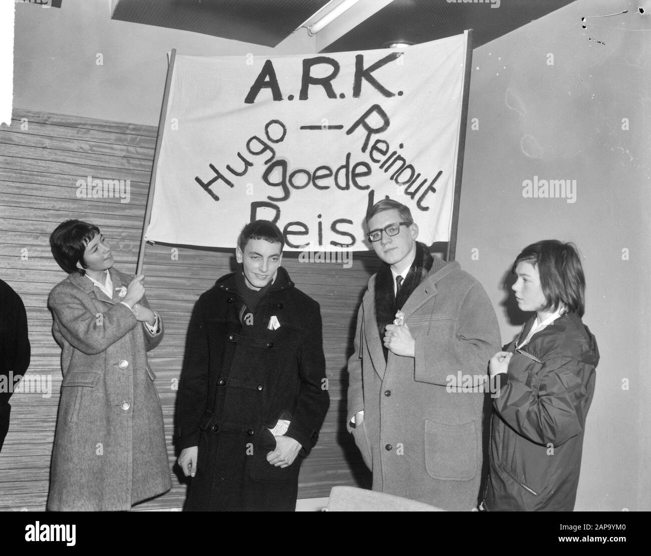 La discriminazione razziale Klub ha inviato due membri in America per presentare una petizione al Segretario Generale dell'ONU, durante la Data: 14 dicembre 1964 Località: America Parole Chiave : membri, conferenze stampa, petizioni Foto Stock