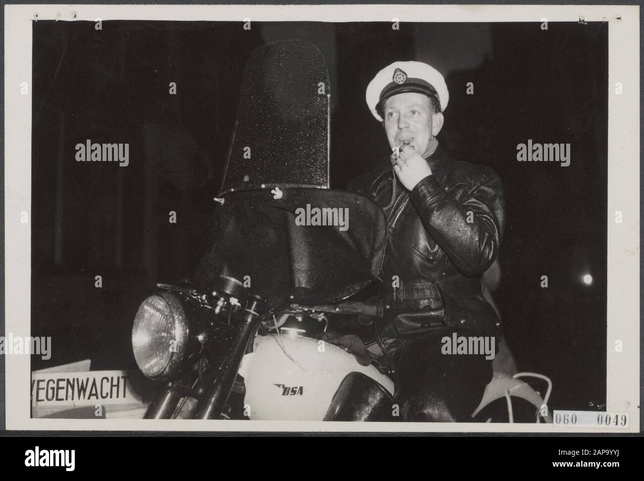 La Guardia stradale dell'ANWB è dotata di un flauto giallo per avvertire l'auto o motociclisti di fermarsi per fornire assistenza in alcuni casi Data: 1 dicembre 1950 Parole Chiave: Flauti, servizi di emergenza, traffico Foto Stock La Guardia stradale dell'ANWB è dotata di un flauto giallo per avvertire l'auto o motociclisti di fermarsi per fornire assistenza in alcuni casi Data: 1 dicembre 1950 Parole Chiave: Flauti, servizi di emergenza, traffico Foto Stock
