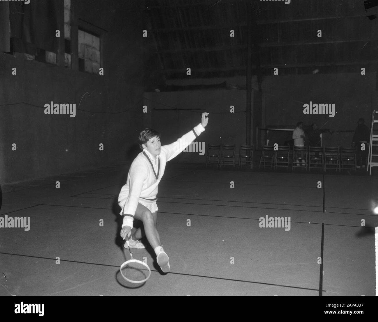 Benelux badminton torneo nel campo da tennis Marlot a l'Aia Imri Rietveld (Olanda) in azione Data: 16 gennaio 1965 Località: L'Aia, Zuid-Holland Parole Chiave: Tennis Foto Stock