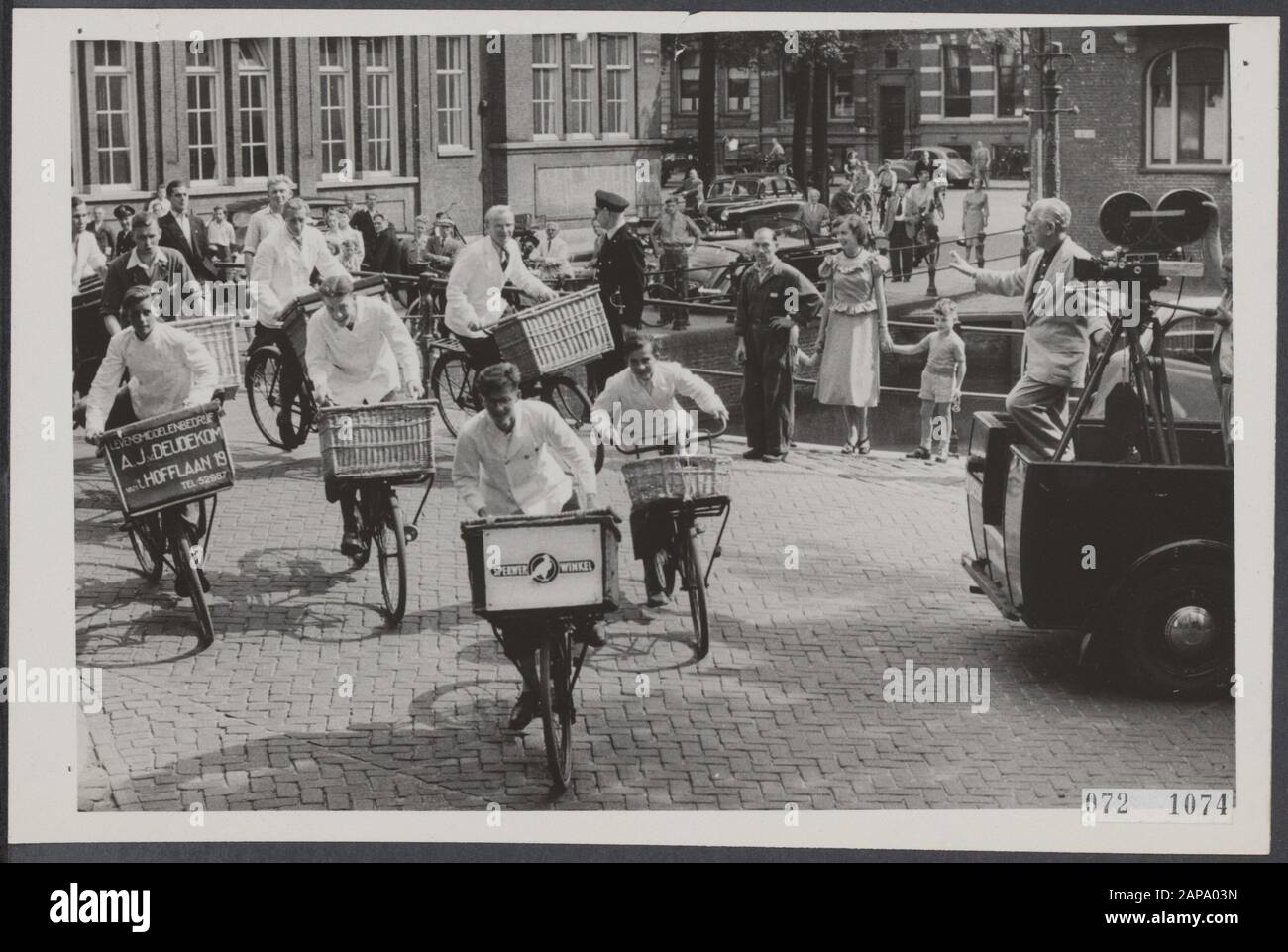 I ragazzi del macellaio di Amsterdam suonano per un film americano (Columbia) al Reguliersgracht di Amsterdam. I ragazzi come attori realizzati film in azione su uno dei ponti di Amsterdam Annotazione: American film documentario Paesi Bassi sulla moto della società di film Columbia. Quindici cosiddetti bottcher e droghiere ragazzi in azione. Data: 6 agosto 1951 luogo: Amsterdam, Noord-Holland Parole Chiave: Fotocamere, film Foto Stock