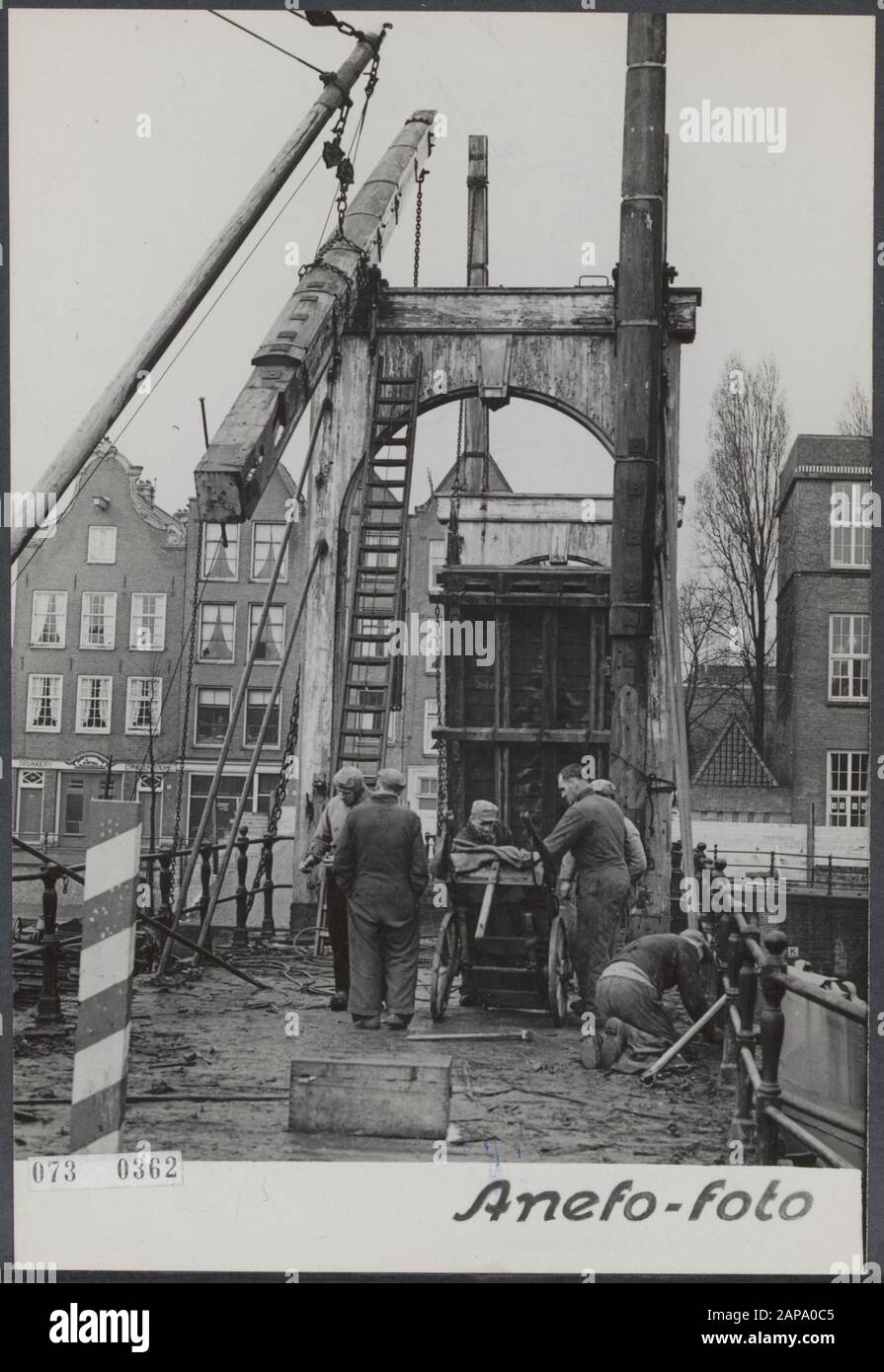 Bridge è demolito per una nuova Data: 26 Marzo 1952 Località: Amsterdam, Noord-Holland Parole Chiave: Demolizione, lavoro, ponti Nome personale: Wootenbrug The Foto Stock