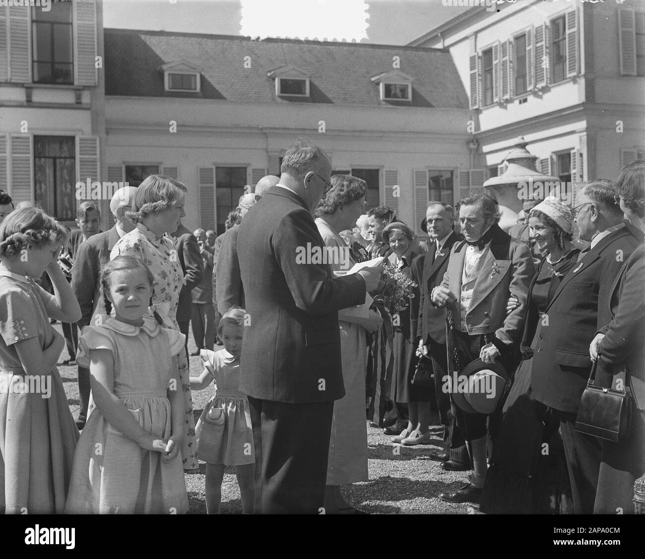 Koninginnedag 1952 Descrizione: Defilé Op Soestdijk. Queen Juliana parla con i partecipanti in costumi storici Data: 30 aprile 1952 Località: Soestdijk, Utrecht (provincia) Parole Chiave: Defilés, regine Foto Stock