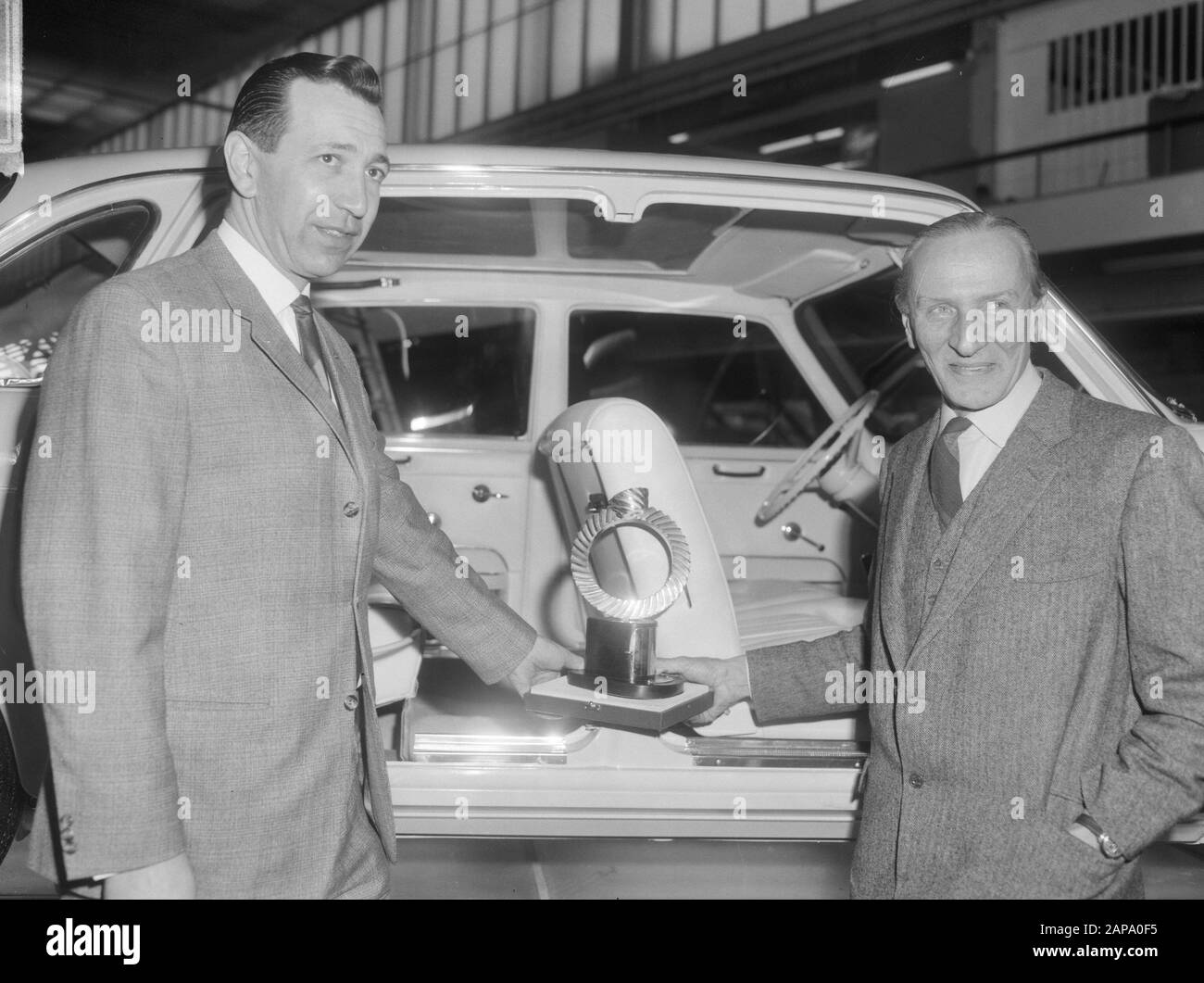 Alec Issigonis (a destra) riceve il trofeo per la costruzione della migliore vettura dell'anno in RAI Data: 17 febbraio 1965 Parole Chiave: Automobili, costruzioni, ricevute, trofeo Nome istituto: Rai Foto Stock