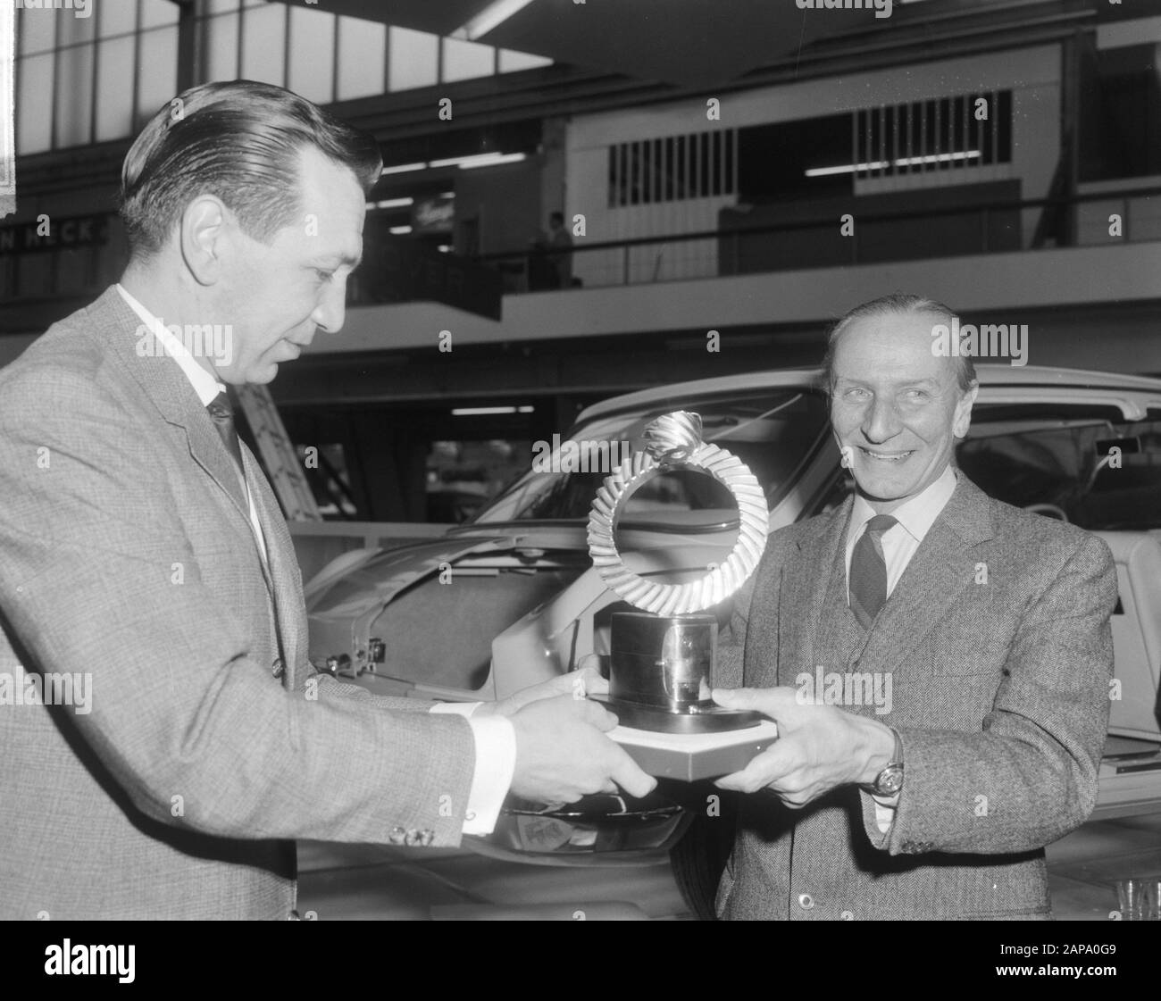 Alec Issigonis (a destra) riceve il trofeo, Alec Issigonis con il suo trofeo Data: 17 Febbraio 1965 Parole Chiave: Ricevute, trofeo Foto Stock
