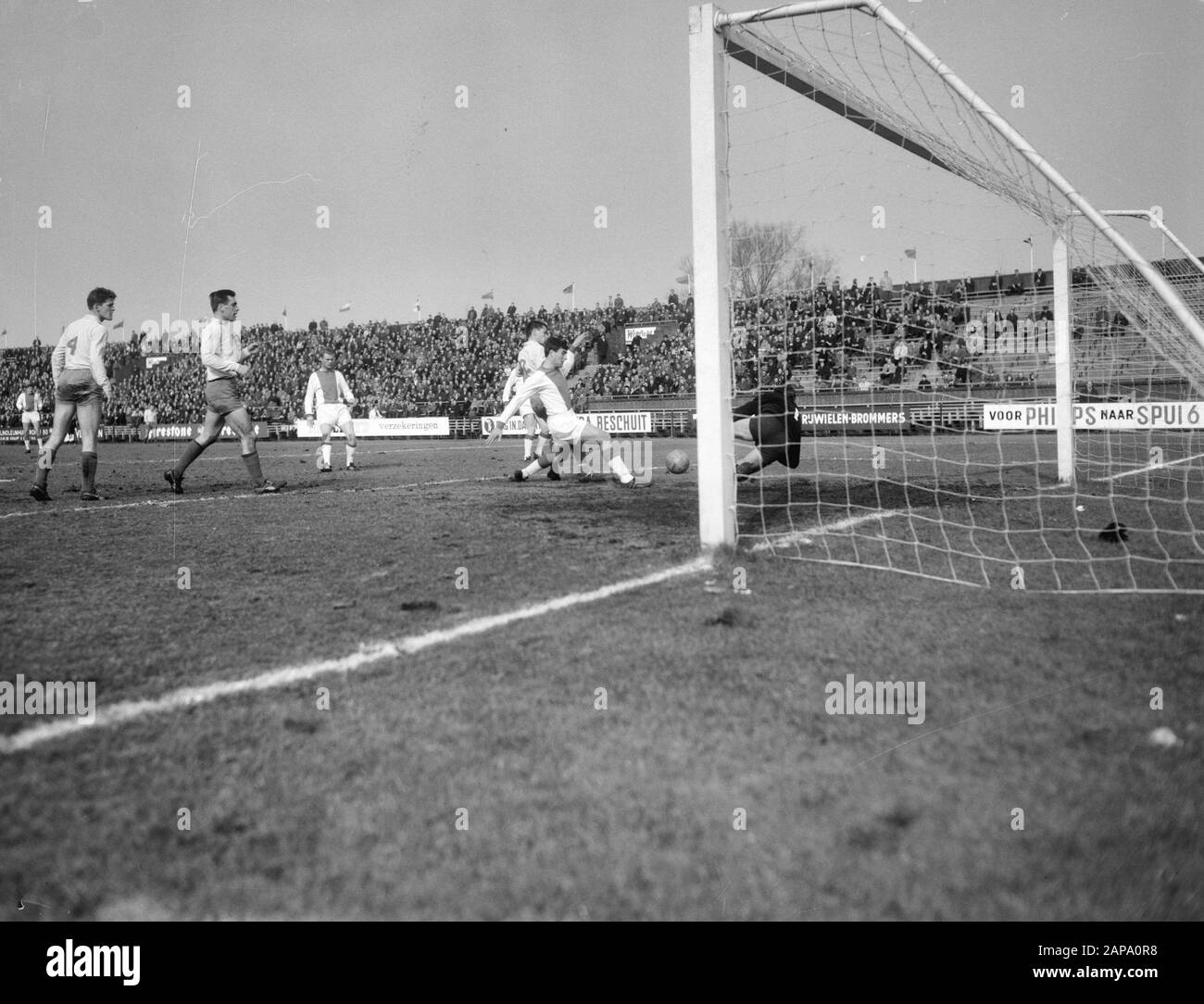 AJAX contro Sittardia 1-0, Sjaak Swart manca una delle tante opportunità Data: 7 marzo 1965 luogo: Amsterdam Parole Chiave: Sport, calcio Nome personale: Swart, Sjaak Nome istituzione: Sittardia Foto Stock AJAX contro Sittardia 1-0, Sjaak Swart manca una delle tante opportunità Data: 7 marzo 1965 luogo: Amsterdam Parole Chiave: Sport, calcio Nome personale: Swart, Sjaak Nome istituzione: Sittardia Foto Stock