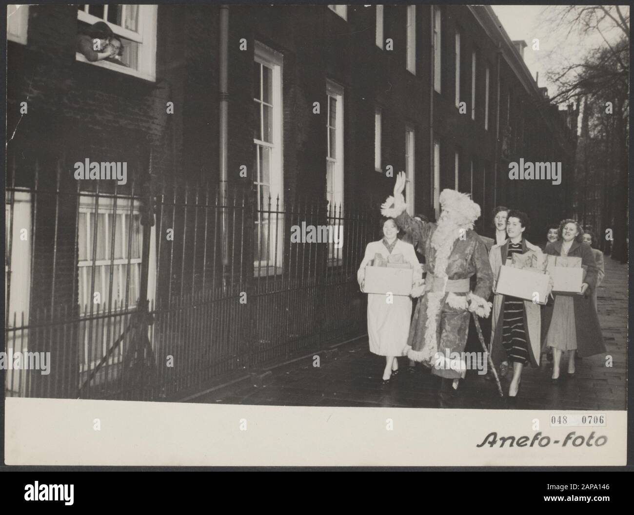 Visita Di Babbo Natale. Data: 26 dicembre 1952 luogo: Amsterdam, Noord-Holland Parole Chiave: Regali, natale, bambini Nome dell'istituzione: Burgerorfanotrofio Foto Stock