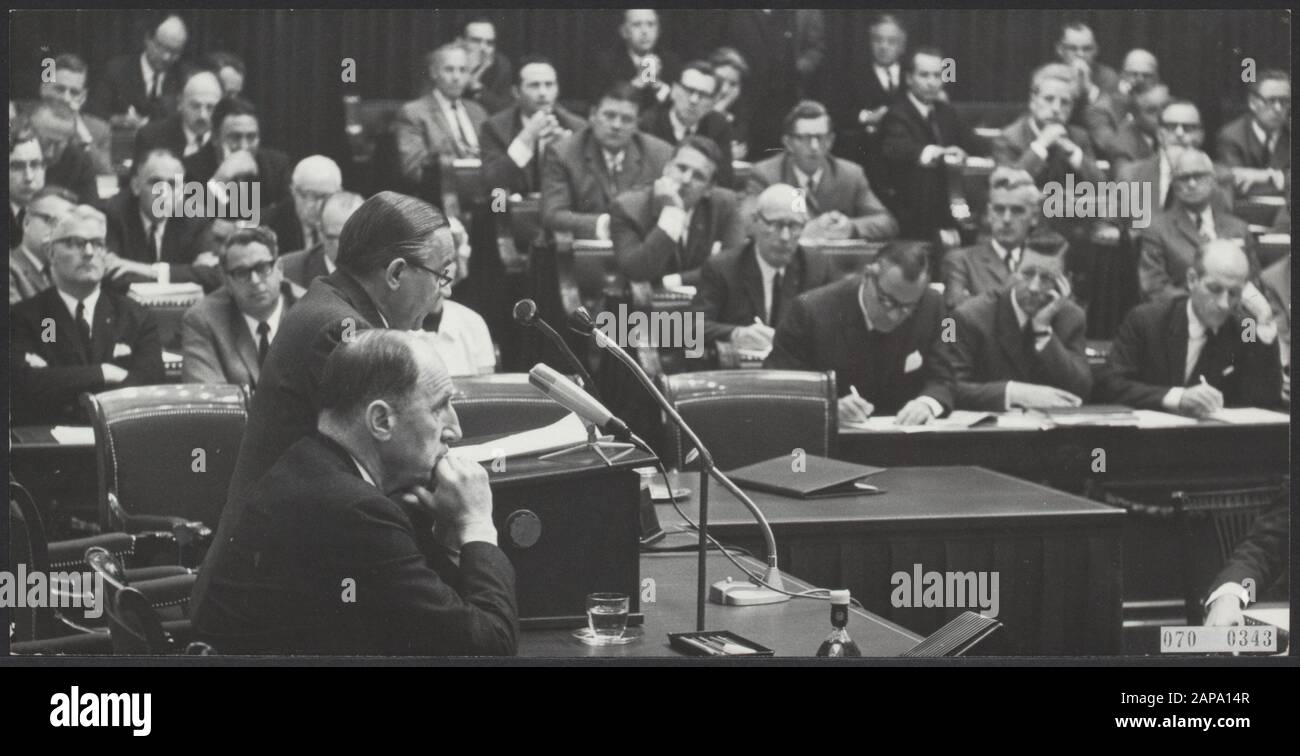 Dibattito sulla guerra di sei giorni Data: 6 giugno 1967 luogo: L'Aia, Zuid-Holland Parole Chiave: Ministro-presidenti, ministri, seconda camera Nome personale: Jong P.J.S. de, Luns, J.A.M.H., Luns , Joseph Foto Stock